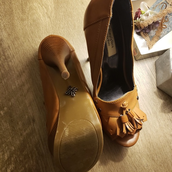 'Simply Vera'  Vera Wang Brown Tassel Heels - Picture 5 of 8